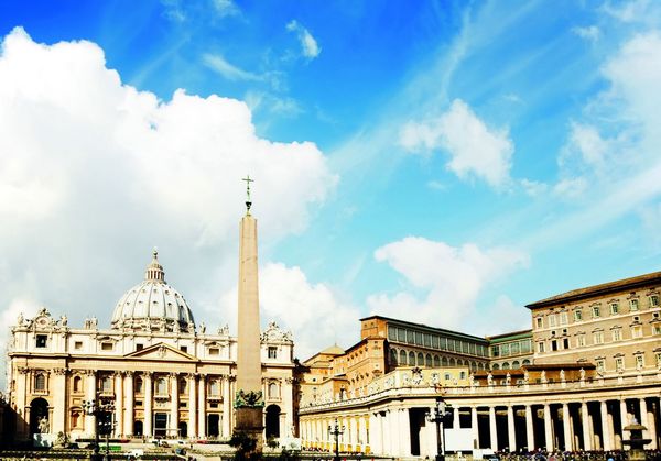 Der Petersdom ist die größte der Papstbasiliken in Rom, nicht aber die Kathedrale des Bischofs von Rom, dies ist die Lateranbasilika. Ihre volle Bezeichnung lautet Basilica Papale di San Pietro in Vaticano.